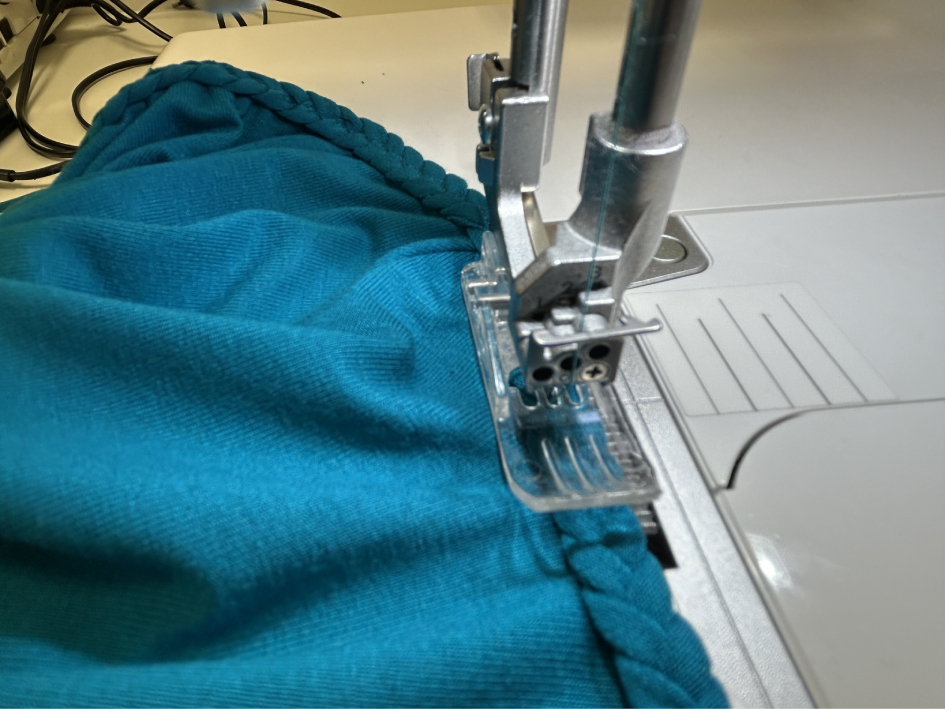 Cop jednoduše přišitý v průkrčníku (8)